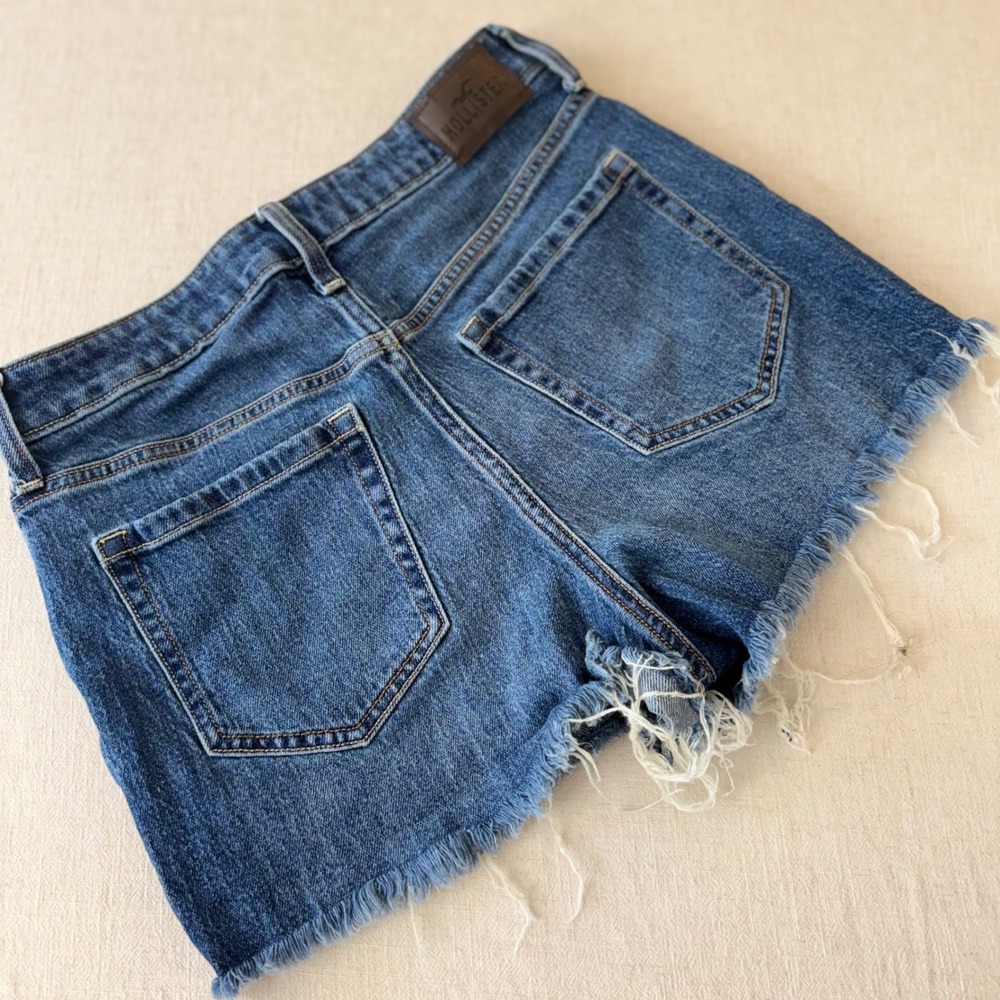 Hollister Ultra High-Rise Mom Shorts Medium Wash Frayed Raw Hem Size 4 W27 - Picture 8 of 8